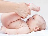 स्‍टेप बाई स्‍टेप ऐसे करें अपने बच्चे की मालिश 