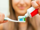 दांत चमकाने के ये नुस्‍खे हो सकते हैं बकवास 