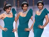  IIJW 2015: राजीव मेहता के डिजाइनर ग्रीन गाउन में खिल उठी सोफी चौधरी 