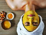  चेहरे पर हल्‍दी लगाते वक्‍त कौन-कौन सी गल्‍तियां करते हैं हम 
