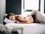 सोते समय अंडरवेयर पहनना स्‍वास्‍थ्‍य के लिये सही है या नहीं? 