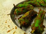 दाल चावल के साथ स्‍वाद लीजिये बेसन की भरवां मिर्च का 