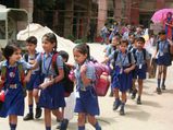  बच्‍चों की पीठ से उतारें भारी बस्‍ते और हाथों में दें ट्रॉली, रिसर्च 