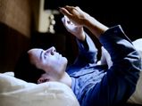 रात में सोने से पहले करते हैं मोबाइल का यूज़ तो जरुर पढें