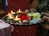 यदि भूल कर भी रखा इन पूजा सामग्रियों को नीचे, तो दरिद्रता आएगी हाथ 
