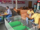 इस रेस्‍त्रां में लोग कब्रों के बीच में बैठकर खाते है खाना 