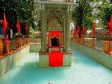  खीर भवानी मंदिर : इस मंदिर के कुंड का पानी अगर पड़ जाए काला तो आती है विपत्ति 