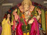 गणेश उत्सव पर सलवार-कमीज़ में पहुंची उर्वशी रौतेला और पूनम पांडे