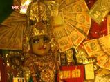 रतलाम के लक्ष्मी माता के इस मंदिर में बंटता है सोना-चांदी 