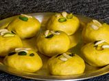 बेसन के लड्डू की रेसिपी : कैसे बनाएं बेसन के लड्डू