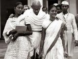इन 3 औरतों के कारण बापू ने मरते दम तक नहीं पहने थे कपड़े