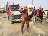 इस साधु का हैरतअंगेज कारनामा अपने लिंग से खींच डाला भारी भरकम ट्रक 