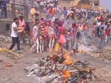 काशी के इस श्‍मसान घाट पर शिव भक्‍त खेलते हैं 