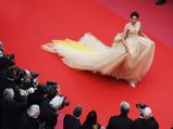 Cannes 2018:  रेडकार्पेट के दूसरे अपीयरेंस में ग्रेसफुल अंदाज में दिखी सोनम कपूर 