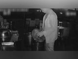 इस आदमी ने दुश्‍मनी निकालने के लिए प्रतिद्वंदी के सूप में कर दिया पेशाब, CCTV में हुआ रिकॉर्ड 