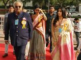 'Mom' के लिए मां की साड़ी में  'National Film Award' लेने पहुंची जाह्नवी और खुशी 