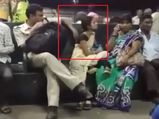 शर्मनाक! रेलवे स्‍टेशन पर महिला के साथ छेड़छाड़ करते हुए पुलिसवाले का वीडियो हुआ वायरल