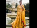 मस्‍टर्ड कलर में मस्‍कली लुक में नजर आई सोनम