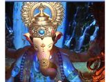 सोने के मुकट में दिए लालबाग के राजा ने पहले दर्शन, सेलेब्रिटीज़ आते हैं मत्था टेकने