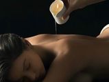 स्‍ट्रेच मार्क्‍स हो या झुर्रियां, हर स्किन प्रॉब्‍लम को हल करती है कैंडल हॉट वैक्‍स मसाज 
