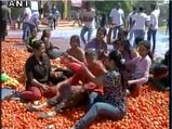 होली 2019 : अहमदाबाद में रंगों से नहीं टमाटर से खेली होली