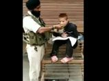 पुलवामा में साथियों को खोने वाले CRPF हवलदार ने लकवाग्रस्‍त बच्चे को खिलाया खाना, वीडियो हुआ वायरल 
