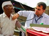 ये डॉक्‍टर गांव-गांव घूमकर करता है कैंसर रोगियों का फ्री इलाज, 500 से ज्‍यादा मरीजों की बचाई जान 