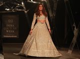 Sara Ali Khan ने रैम्‍प पर किया डेब्‍यू, कार्तिक आर्यन पहुंचे चीयर करने 