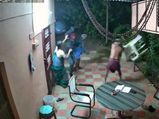  चोरी के लि‍ए घर में घुसे नाकाबपोश, पति का दबाया गला तो पत्नी ने चप्पल से कर दी धुनाई.. देखें VIDEO