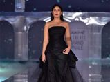 LFW 19 के फिनाले में करीना कपूर खान ने किया वॉक, रैम्‍प पर चला खूबसूरती का ब्‍लैक मैजिक 