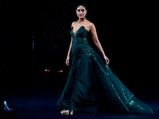 Lakme Fashion Week के ग्रैंड फिनाले में ग्रीन ऑफ शॉल्‍डर गाउन में करीना कपूर ने रैंप पर बिखेरा जादू