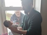 कोरोना वायरस का असर: दादा-पोते को कर दिया दूर, इमोशनल कहानी पढ़ आ जाएंगे आंखों में आंसू