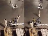 लॉकडाउन के बीच घूमने निकले दो दोस्त, पुलिस ने कर दी धुनाई, वीडियो वायरल