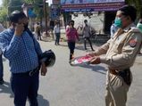कानपुर में Lockdown तोड़ने वालों की  Police ने उतारी आरती और प्रसाद भी बांटा, वीड‍ियो देखें 
