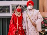 दुल्हन ने लहंगे के साथ पहना मैचिंग मास्क, लॉकडाउन में कपल ने की शादी