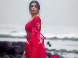 खूबसूरत न्यूली मैरिड लुक के लिए मालविका मोहन का रेड साड़ी लुक है जबरदस्त, आप भी करें फॉलो
