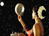 Karwa Chauth 2020: तिथि और शुभ मुहूर्त के साथ जानें इस दिन चंद्रोदय का समय