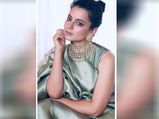  हल्दी फंक्शन के लिए कंगना रनौत ने पहनी सिल्क साड़ी, वेडिंग सीजन में आप भी करें फॉलो