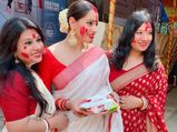 दुर्गा पूजा पर बंगाली महिलाएं क्यों पहनती हैं रेड बॉर्डर वाली व्हाइट साड़ी, जानें महत्व 
