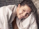 तौलिए से बालों को सुखाने से बाल होते हैं डैमेज और दोमुंहे, अपनाएं ये टिप्स