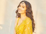फ्रेंड की शादी में पहनना है इंडियन वियर तो श्रद्धा के इस येलो साड़ी लुक से लें आईडियाज