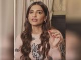 सर्दियों में काले और फटे होठों को मुलायम बनाए रखने के लिए सोनम कपूर इस्तेमाल करती हैं ये DIY स्क्रब