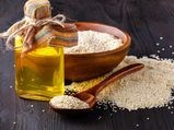 गुलाबी होंठों के लिए तिल का तेल है असरदार, इस तरह काले लिप्स से पाएं निजात