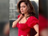 डे टाइम में आउटिंग के लिए एकदम परफेक्ट है नुसरत भरूचा का यह रेड लुक