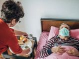 Covid-19: अगर घर में है कोई कोरोना का मरीज, तो इन सेफ्टी टिप्‍स से खुद को संक्रमित होने से बचाएं