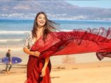 दिव्यांका त्रिपाठी ने समंदर किनारे रेड वाइन साड़ी में बिखेरा जलवा, देखें वीडियो