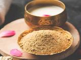 गर्मियों में शाइनी बालों के लिए इस तरह मुल्तानी मिट्टी का करें इस्तेमाल, नहीं तो हो सकता है नुकसान