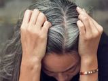 जानें कम उम्र में सफेद बाल होने का कारण, बालों को सफेद होने से बचाने के असरदार टिप्स 