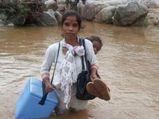 कंधे पर बच्चा और हाथ में वैक्सीन लिए वायरल हुई हेल्थ केयर वर्कर की तस्वीर