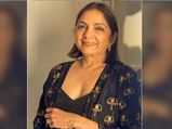 60 साल की उम्र में नीना गुप्ता शॉर्ट ड्रेस में लगाती हैं बोल्डनेस का तड़का, देखें फैशन स्टेटमेंट